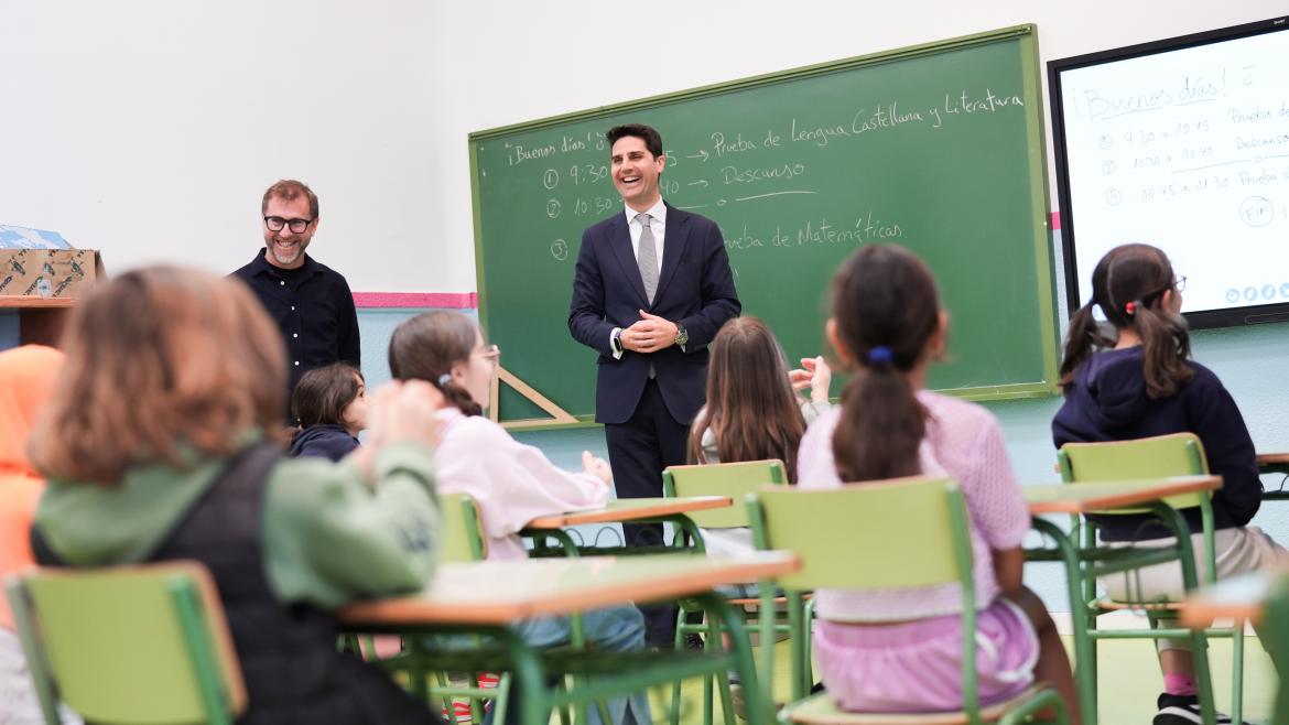 Viciana visita el colegio público Emilia Pardo Bazán El consejero Emilio Viciana durante su visita al colegio público Emilia Pardo Bazán