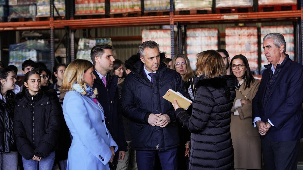 Los consejeros Emilio Viciana y Carlos Novillo durante su visita a una de las actividades del programa de Economía Circular 