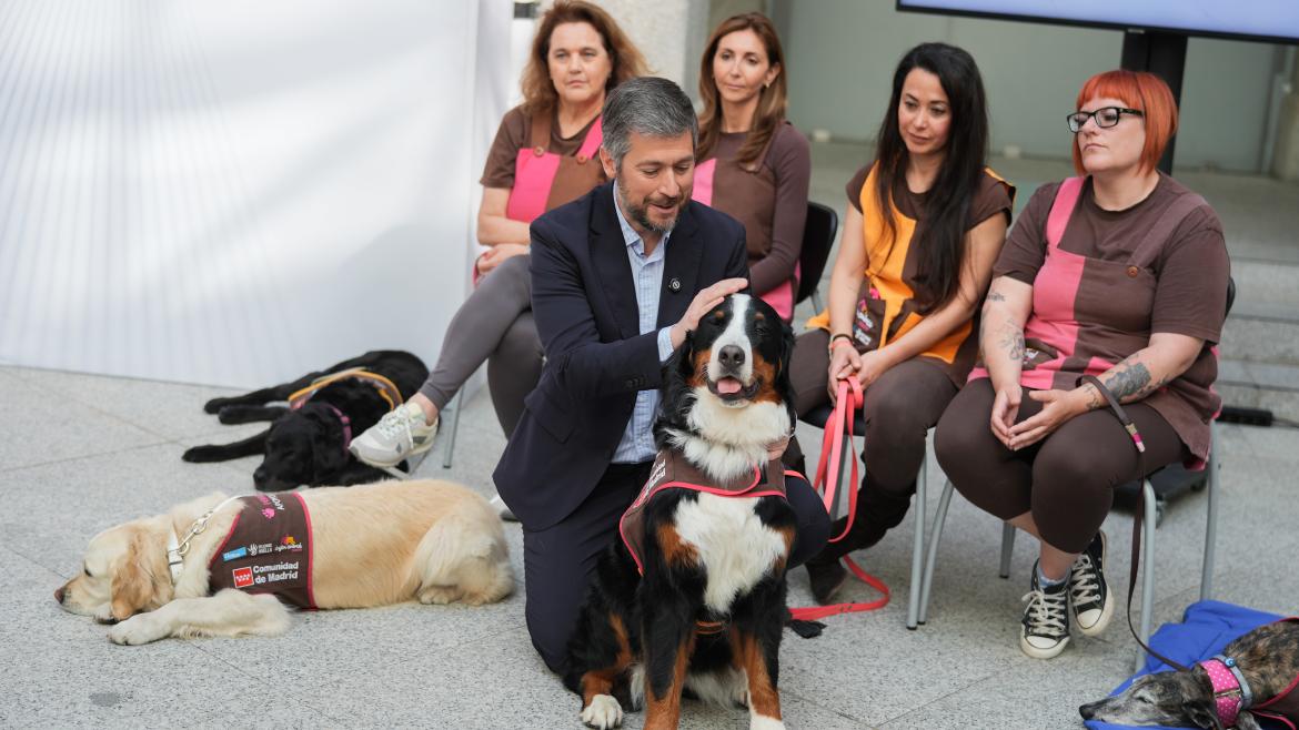 El consejero Miguel Ángel García Martín durante la presentación de la memoria anual del Programa de Perros de Apoyo a Menores en juzgados