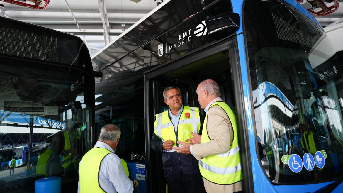 El consejero Jorge Rodrigo durante su visita al Centro de Operaciones de la EMT