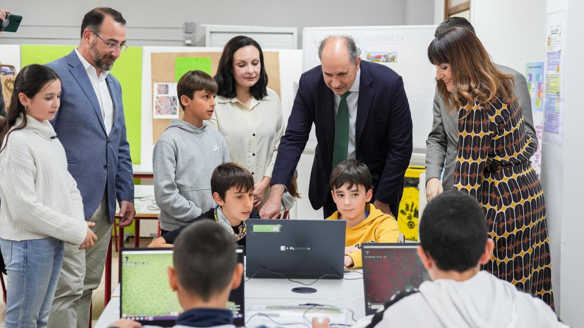 El consejero Miguel López-Valverde durante su visita al CEIP Fuensanta