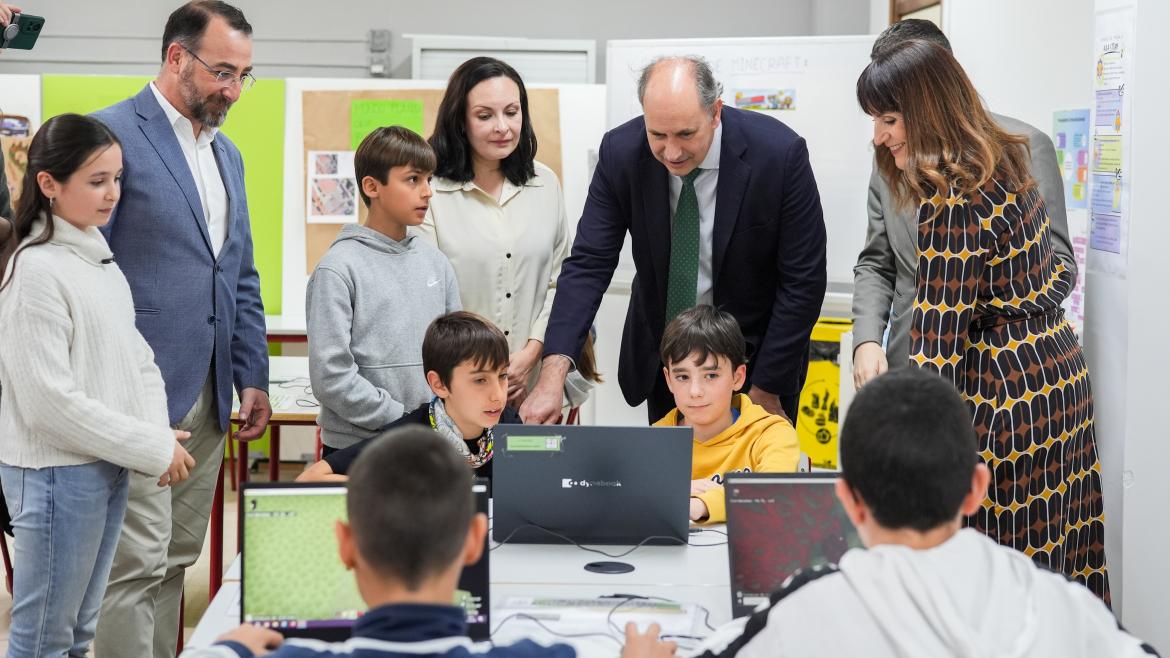 El consejero Miguel López-Valverde durante su visita al CEIP Fuensanta