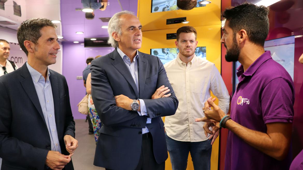 Imagen de Enrique Ruiz Escudero durante la visita