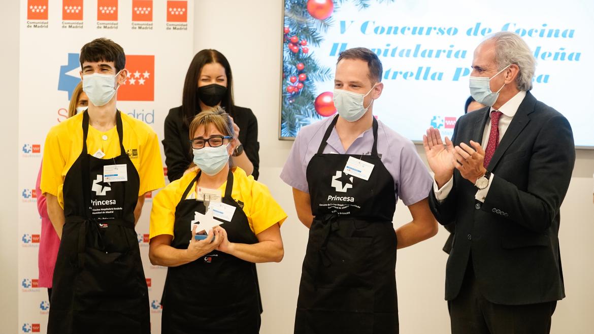 Enrique Ruiz Escudero entrega el galardón del V Concurso de Cocina Hospitalaria Navideña Enrique Ruiz Escudero durante la entrega del galardón del V Concurso de Cocina Hospitalaria Navideña