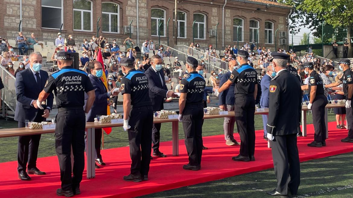 Clausura de los cursos de formación para policías de nuevo Ingreso y de ascenso a oficial El consejero junto con el resto de miembros en fila hacen entrega los diplomas a los aspirantes y agentes de Policía Local