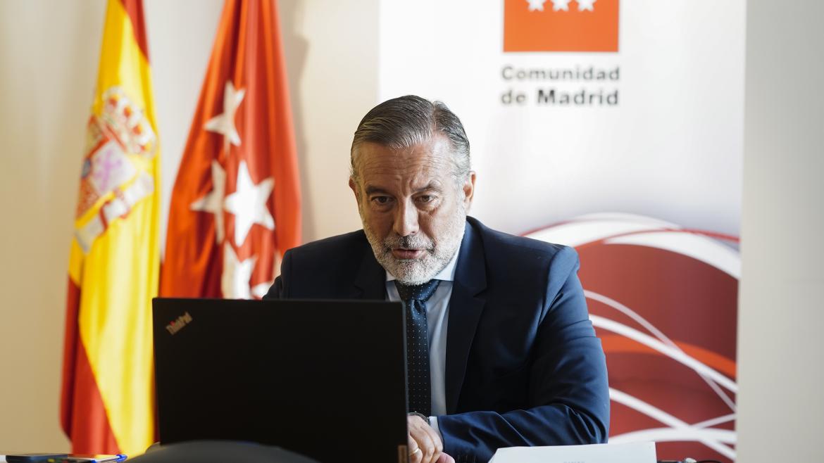 Enrique López frente a un ordenador