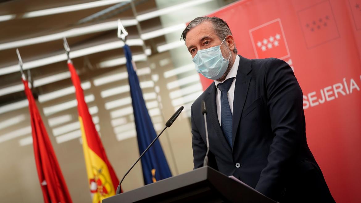 Primer plano Enrique López hablando desde atril