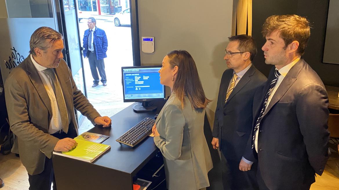  Enrique López durante su visita a un local de apuesta de Madrid