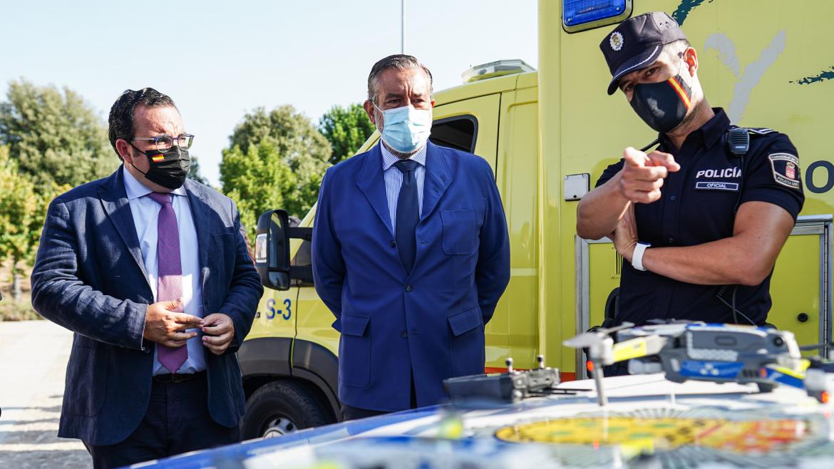 Enrique López durante su visita al Cuerpo de la Policía Local y la Agrupación de Protección Civil de Boadilla del Monte