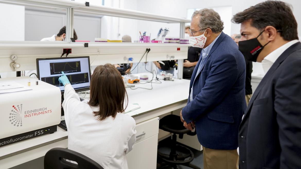 El consejero escucha la explicación de una de las técnicas que le señala unas gráficas en un ordenador