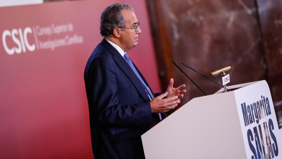 El consejero Enrique Ossorio interviniendo en el atril del acto