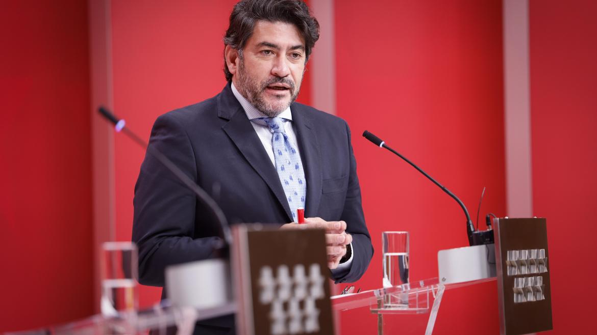 El consejero en el atril interviniendo