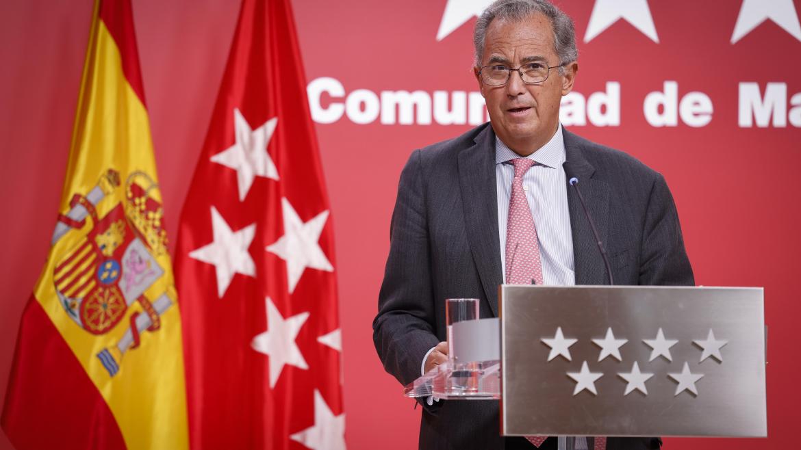 Ley de Economía Circular para la mejora en la gestión de residuos El consejero en el atril