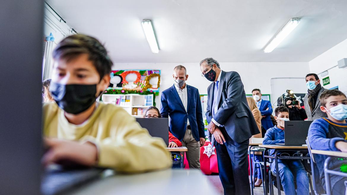 El consejero en una de las clases donde los alumnos están usando ordenadores portátiles