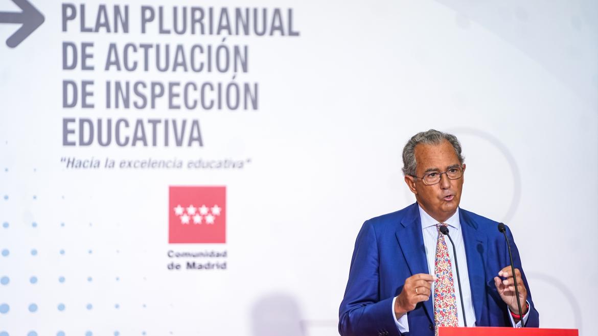 Primer plano del consejero interviniendo