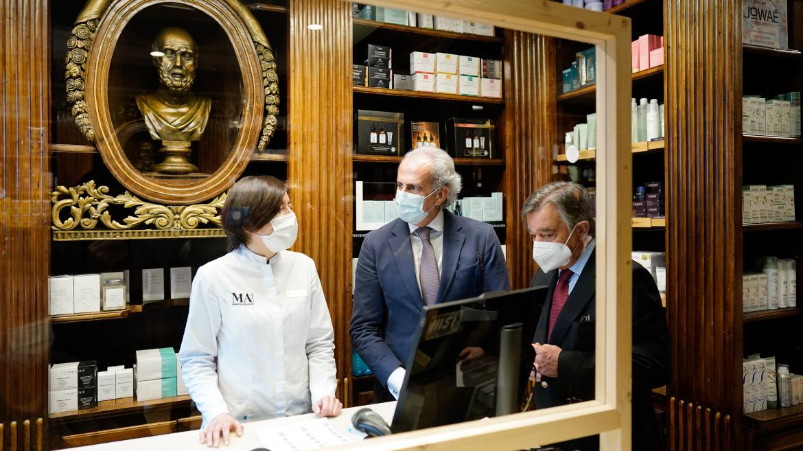 El consejero conversa con la encargada de una de las farmacias visitadas