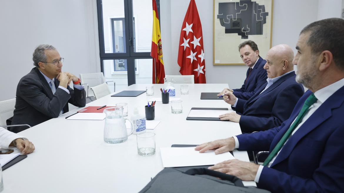 El consejero sentado junto al resto de participantes de la reunión