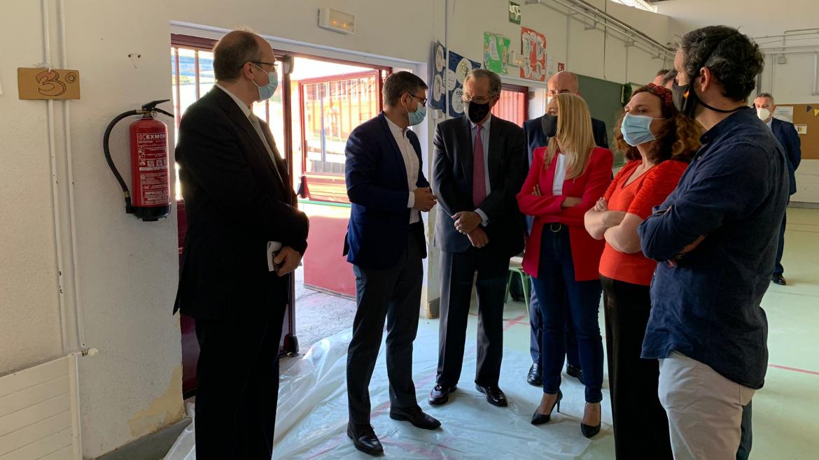 Enrique Ossorio durante su visita al colegio público Federico García Lorca de Alcobendas
