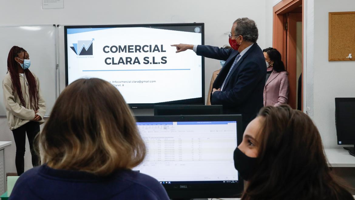 Enrique Ossorio durante su visita al IES Clara del Rey