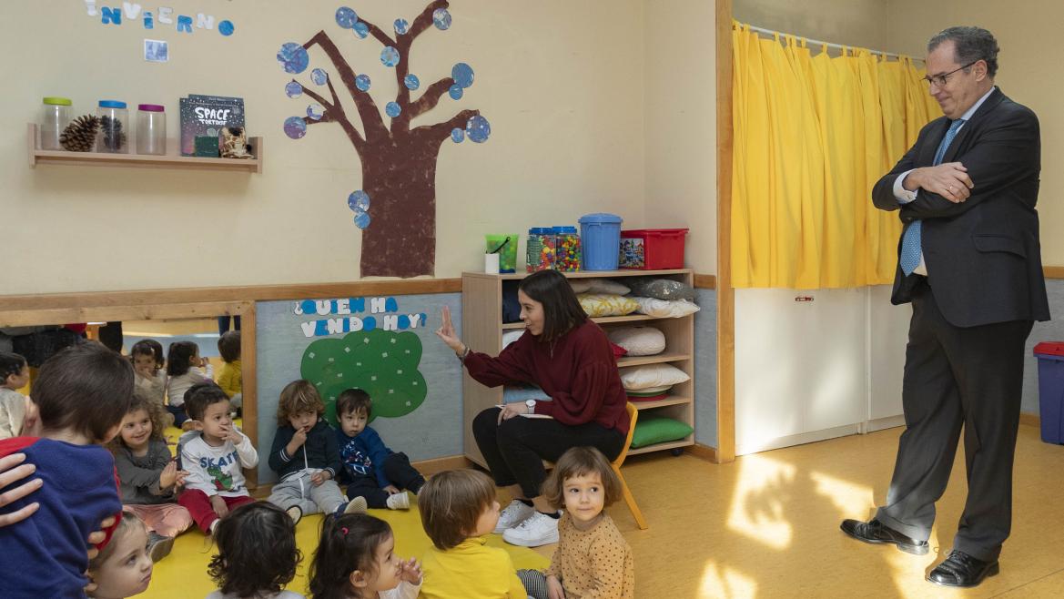  Enrique Ossorio durante su visita a la Escuela Infantil ‘El tren de la fresa’