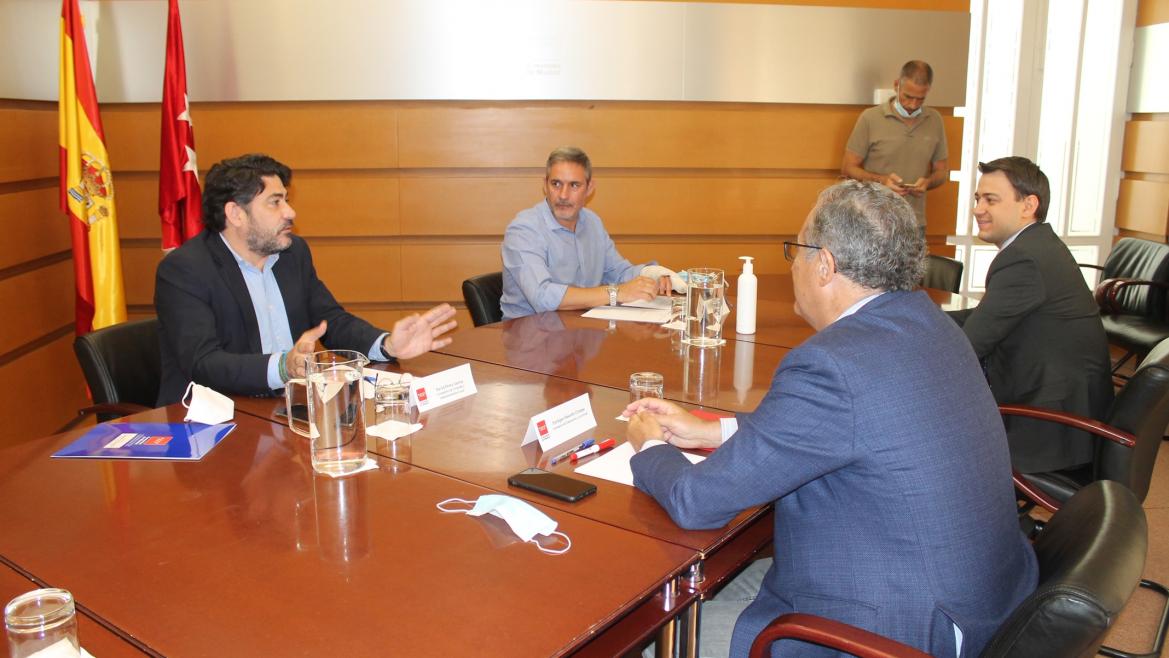 Enrique Ossorio y David Pérez durante la reunión en la que han abordado los retos de la juventud en el acceso a la vivienda