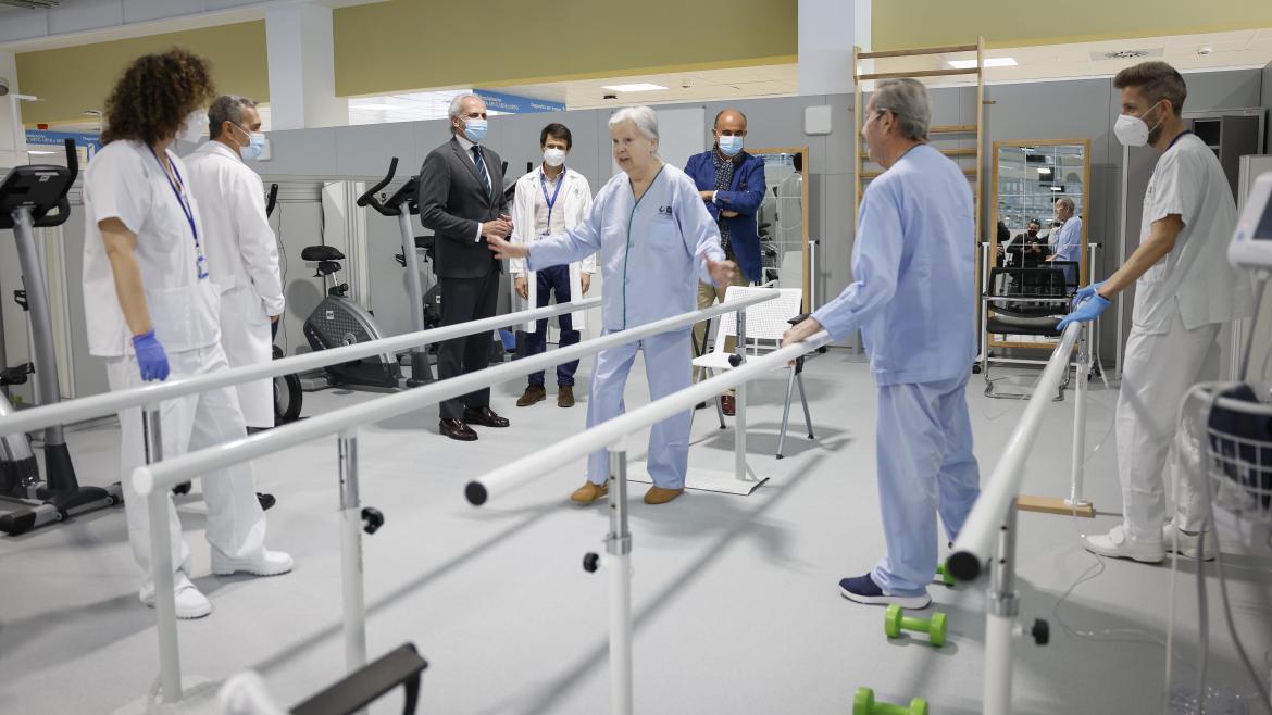 El consejero Enrique Ruiz Escudero visita la Unidad de Rehabilitación Funcional del Hospital público Enfermera Isabel Zendal El consejero visitando la Unidad de Rehabilitación