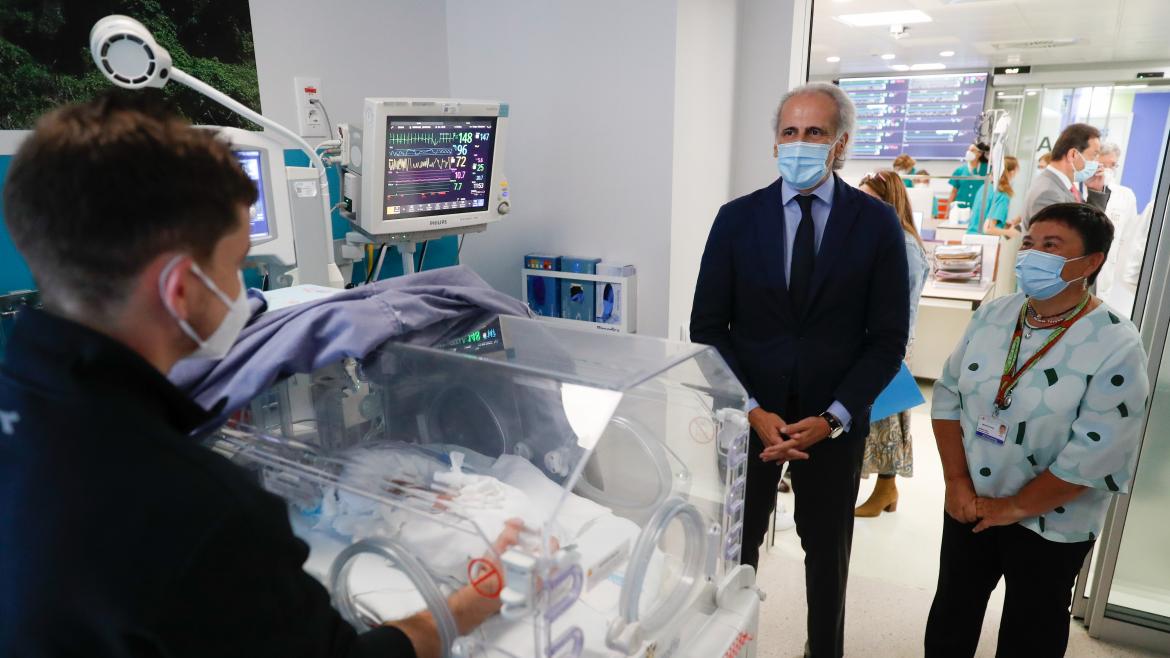 El consejero paseando por las instalaciones