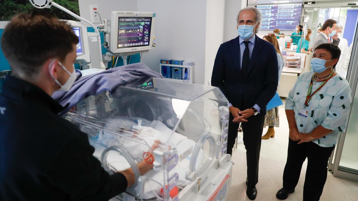 El consejero paseando por las instalaciones