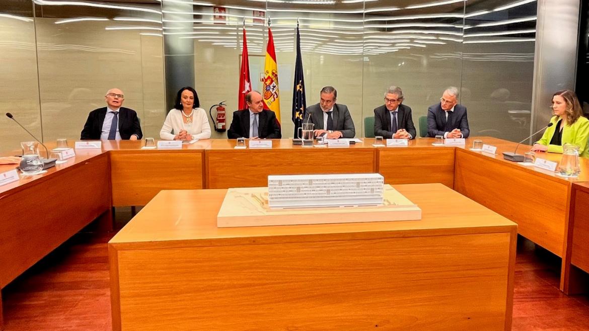 Plano general de la mesa de la reunión
