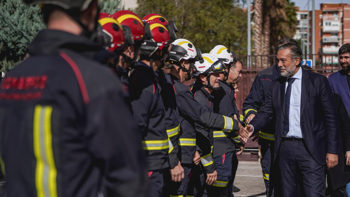El consejero saludando a los bomberos