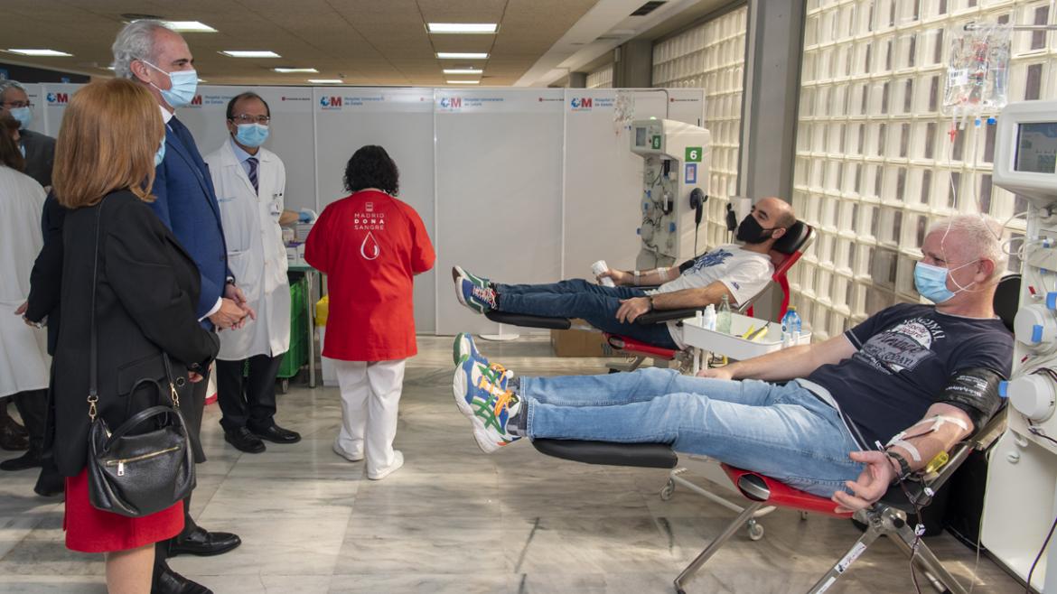 El consejero recorriendo el Centro de Transfusiones 
