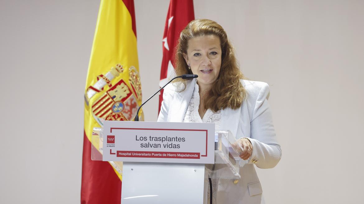 La consejera interviniendo en el atril