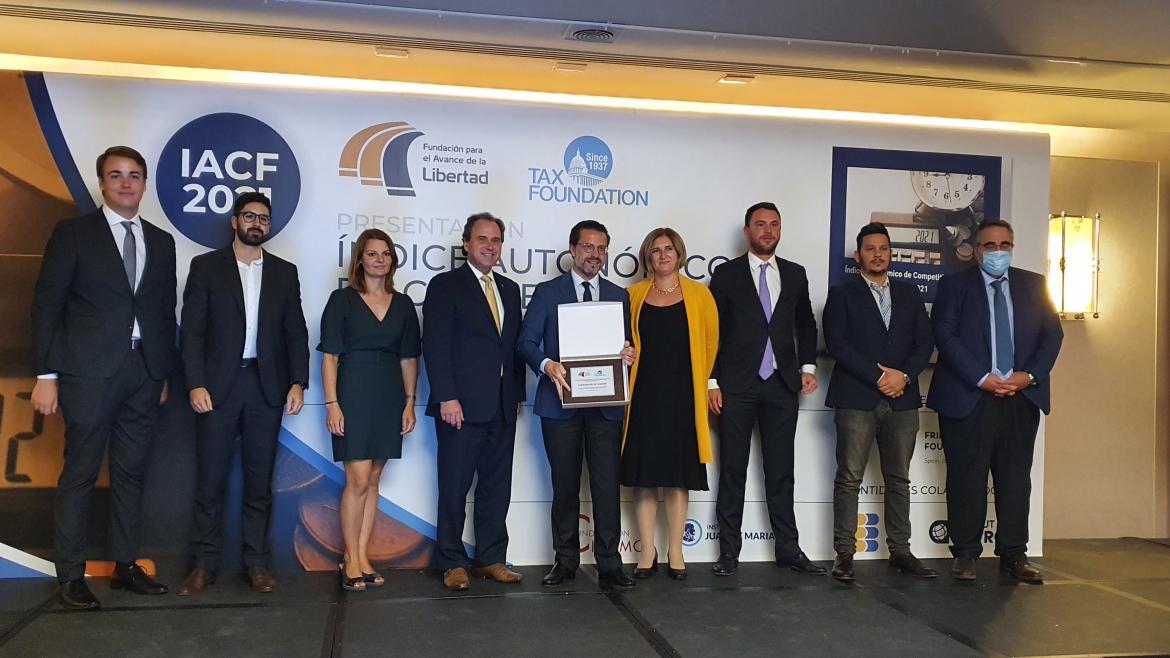La Comunidad de Madrid lidera por segundo año consecutivo el ránking de competitividad fiscal en España El consejero en la foto oficial del acto