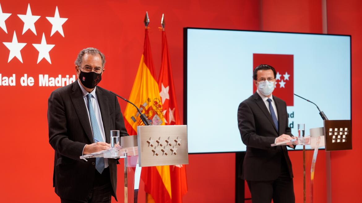 Los consejeros ante sus atriles en el escenario de la intervención