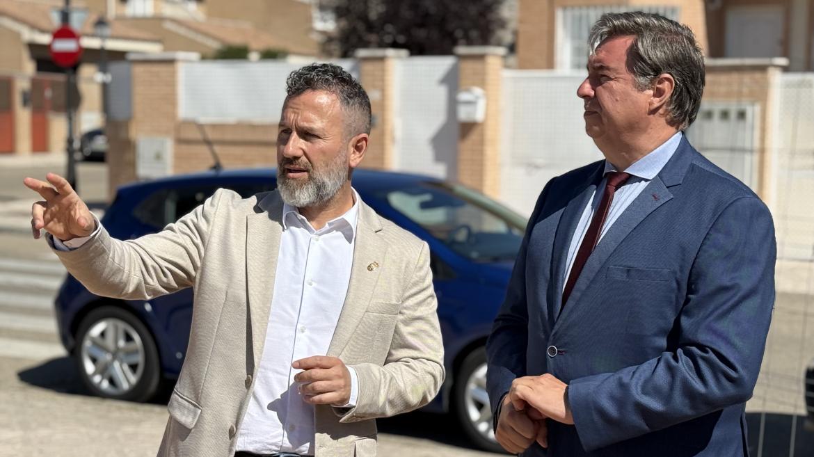 Sánchez visita Torrejón de la Calzada El viceconsejero José Antonio Sánchez durante su visita a Torrejón de la Calzada
