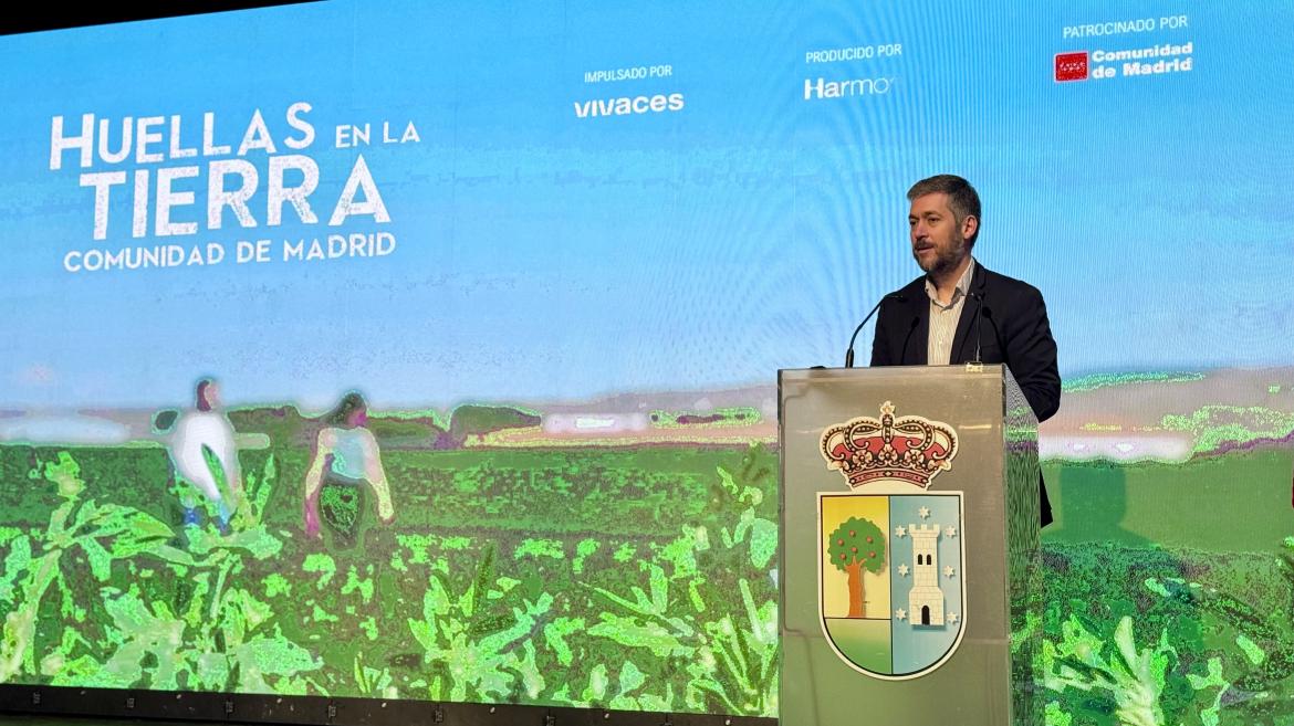 El consejero Miguel Ángel García Martín durante la presentación de la serie documental Huellas en la Tierra