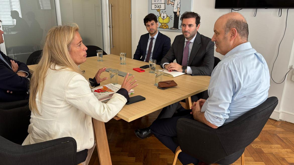 La consejera Rocío Albert durante la reunión con el ministro de Desregulación y Transformación del Estado de Argentina