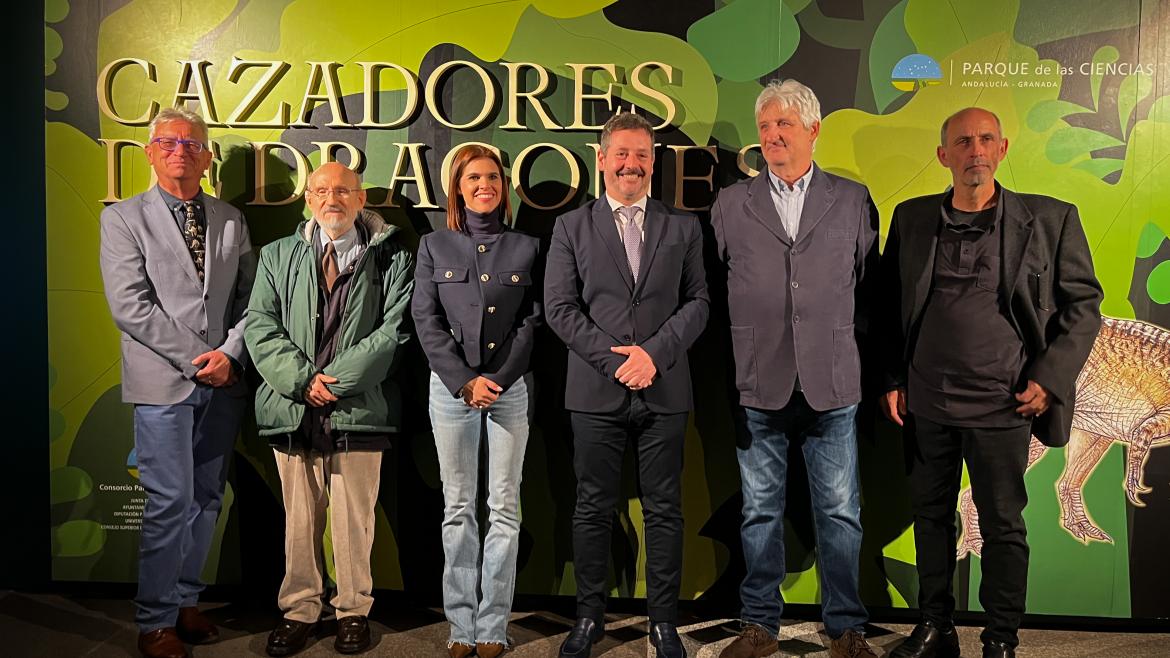 El consejero Mariano de Paco Serrano durante su visita a la muestra Cazadores de Dragones