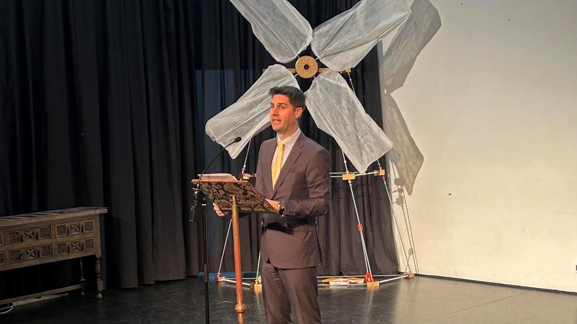El consejero Emilio Viciana durante una de las actividades que se realizan en los centros educativos por el aniversario del fallecimiento de Cervantes