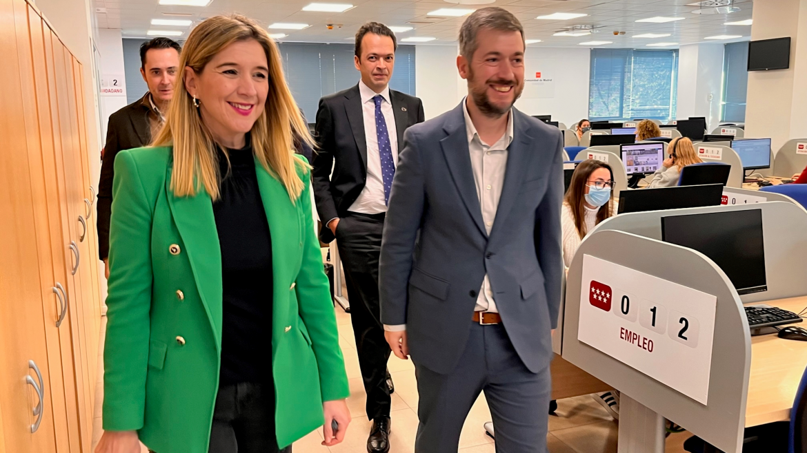 Miguel Ángel García Martín en un momento de su visita al servicio 012 Mujer