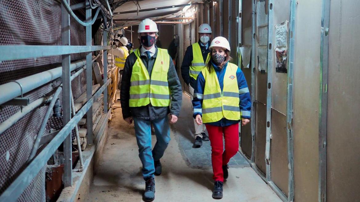 Ángel Garrido durante la visita a las obras de modernización y accesibilidad de la estación de Príncipe de Vergara