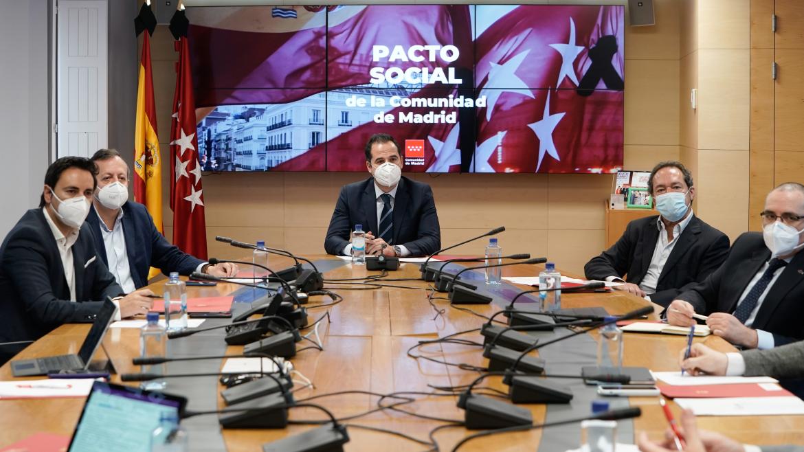 Ignacio Aguado durante la primera reunión del Grupo de Trabajo por la Reconstrucción Social