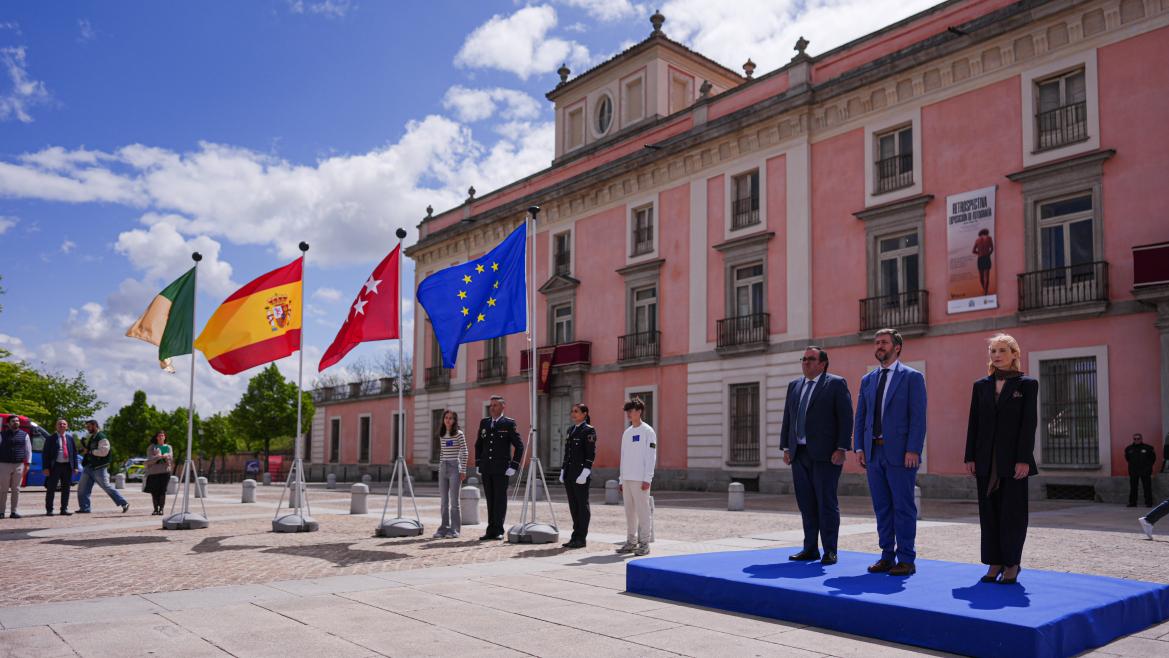 García Martín y Viciana asisten al izado de la bandera de la Unión Europea por el Día de Europa Los consejeros Miguel Ángel García Martín y Emilio Viciana en el izado de la bandera de la UE