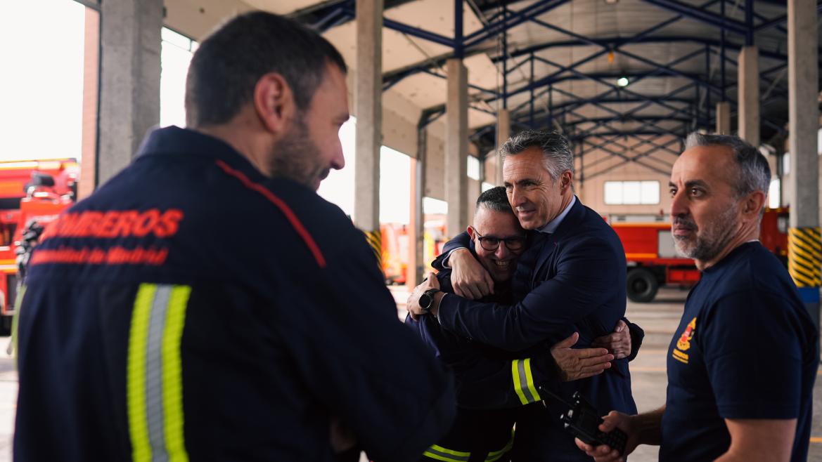 El consejero Carlos Novillo durante su visita al Parque de bomberos de Fuenlabrada