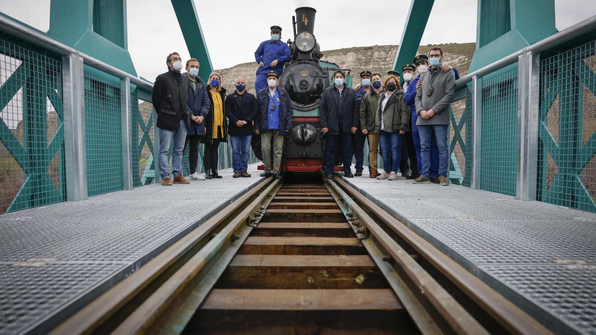 La Comunidad de Madrid finaliza las obras de acondicionamiento y rehabilitación del puente ferroviario histórico de La Poveda David Pérez, junto al tren de Arganda en el Puente de La Poveda