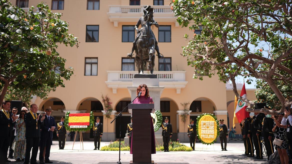 La presidenta Isabel Díaz Ayuso durante el homenaje a Pizarro en Lima