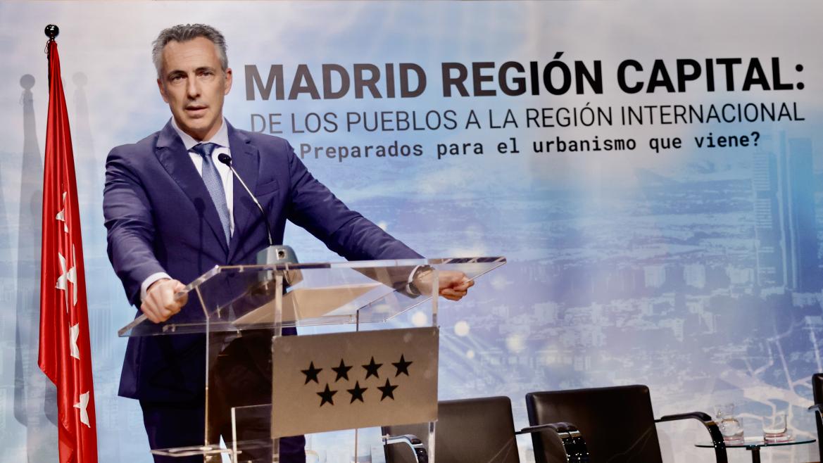 El consejero Carlos Novillo durante la jornada Madrid región capital de los pueblos a la región internacional