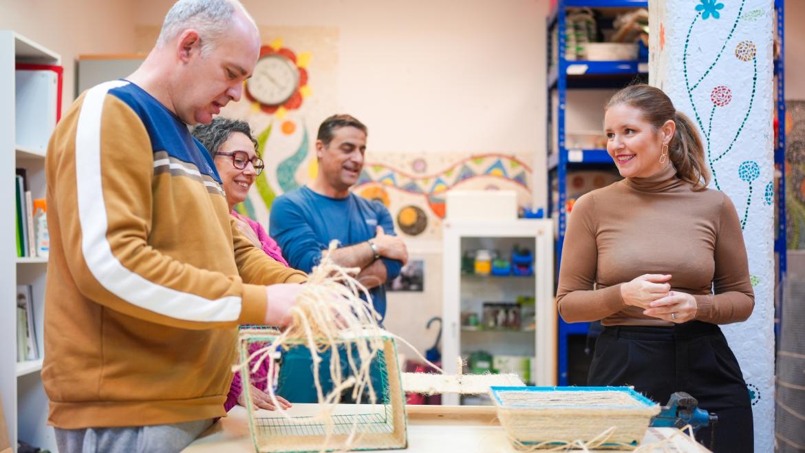 La consejera Ana Dávila durante su visita al Centro de Rehabilitación Laboral Villaverde