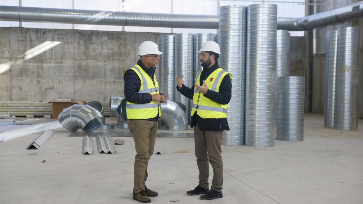 Carlos Izquierdo visitando las obras