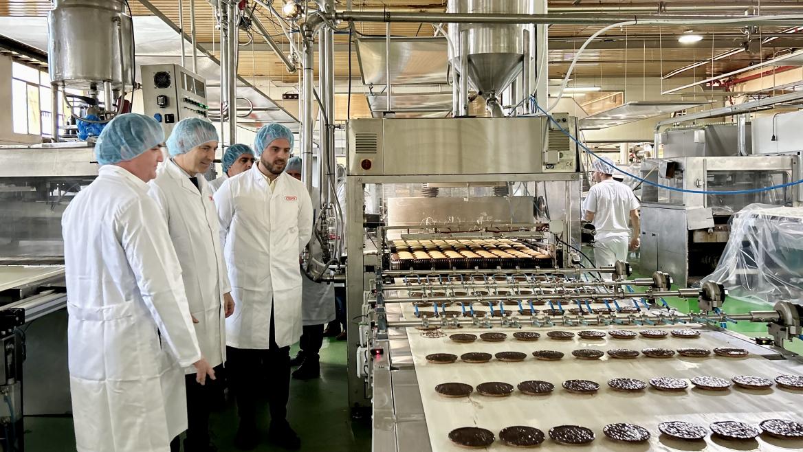 El consejero Carlos Novillo durante su visita a la fábrica de Codan